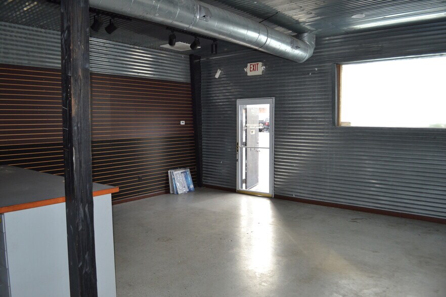 More Photos Of 2121-2123 Edgewood Dr, Lakeland Warehouse For Lease
