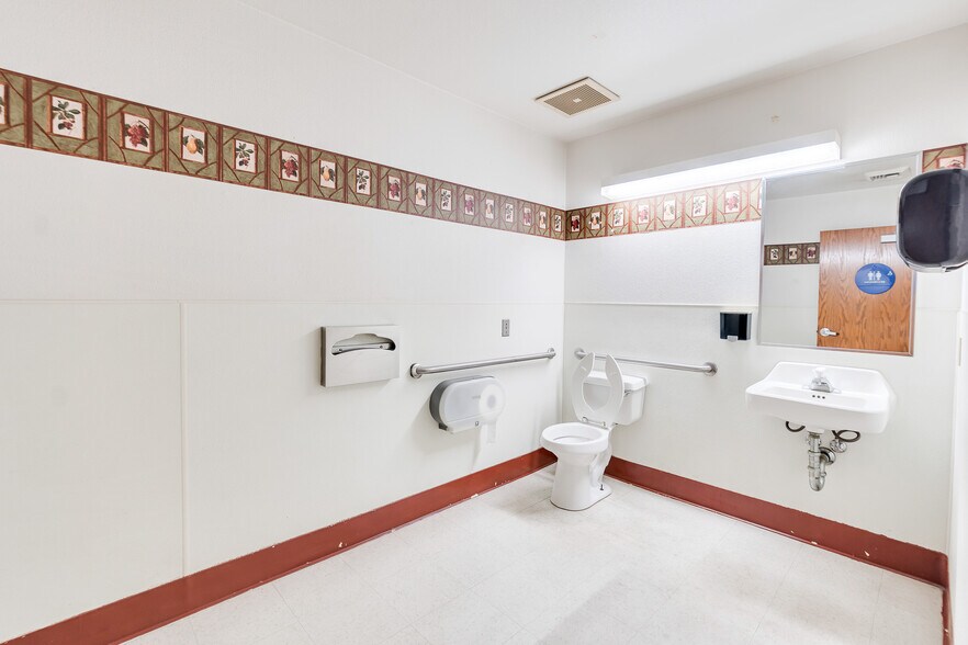 More Photos Of 222 I St, Los Banos Office For Lease