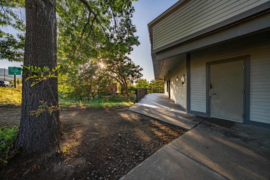More Photos Of 2345 Ashland St, Ashland Freestanding For Lease