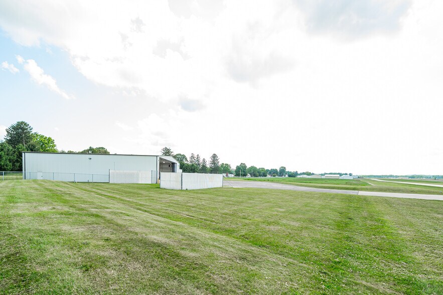 More Photos Of 300 Heath Rd, Heath Airplane Hangar For Sale