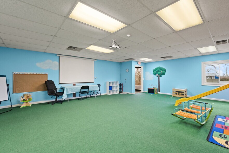 More Photos Of 1990 NW In-337, Corydon Medical For Sale