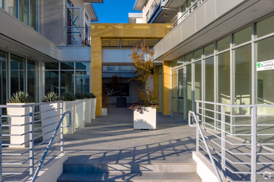 More Photos Of 219 Ave I, Redondo Beach Storefront For Lease