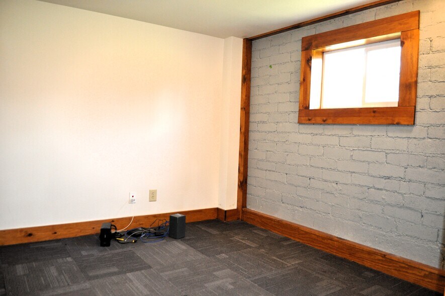 More Photos Of 910 Main Ave, Washburn Light Manufacturing For Sale