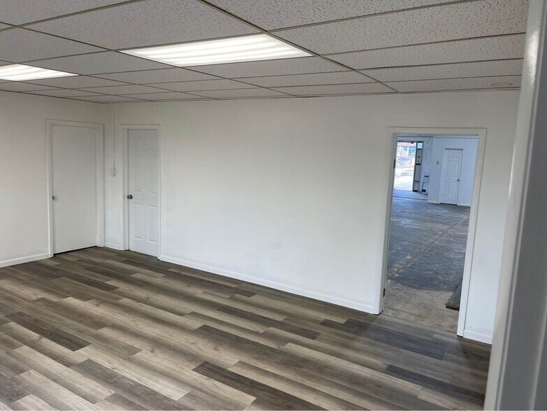 More Photos Of 210 Chestnut St, Sterling Showroom For Lease