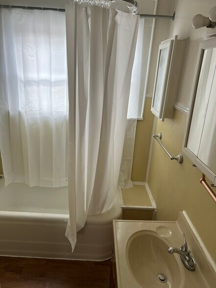 More Photos Of 215 Monongalia St, Charleston Specialty For Lease