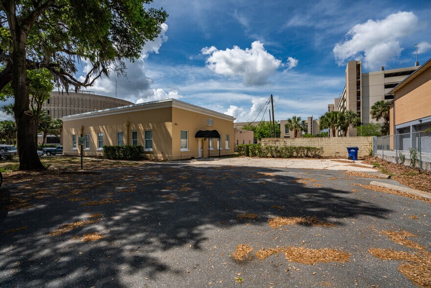 More Photos Of 220 W Main St, Tavares Office For Lease