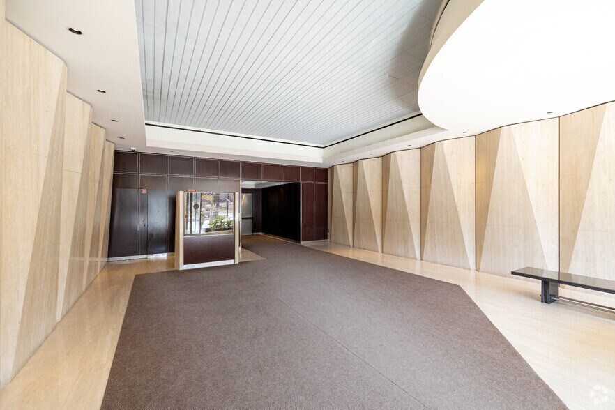 More Photos Of 3525-3535 Ch Queen-Mary, Montréal Office For Sale