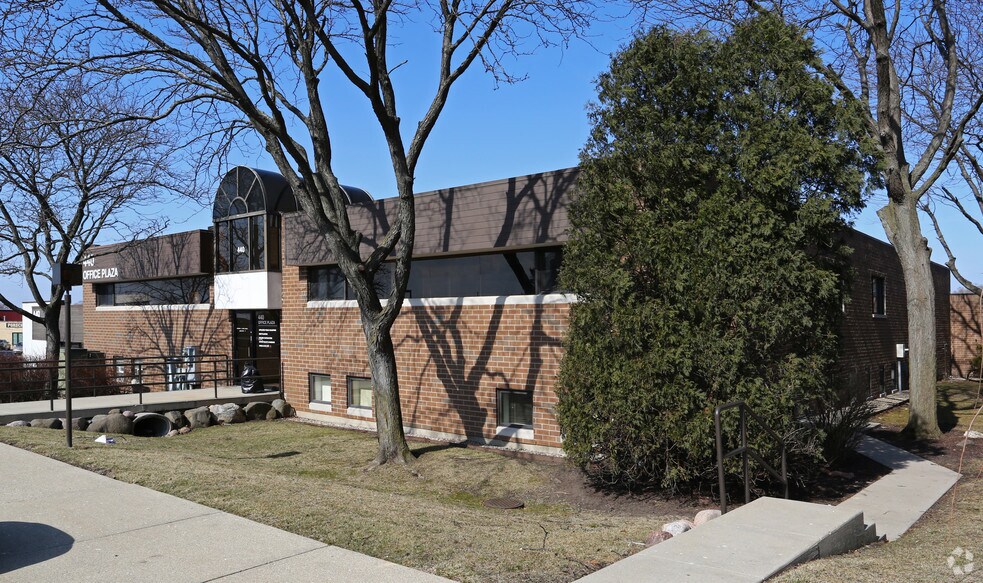 More Photos Of 440 Lake Cook Rd, Deerfield Light Distribution For Lease