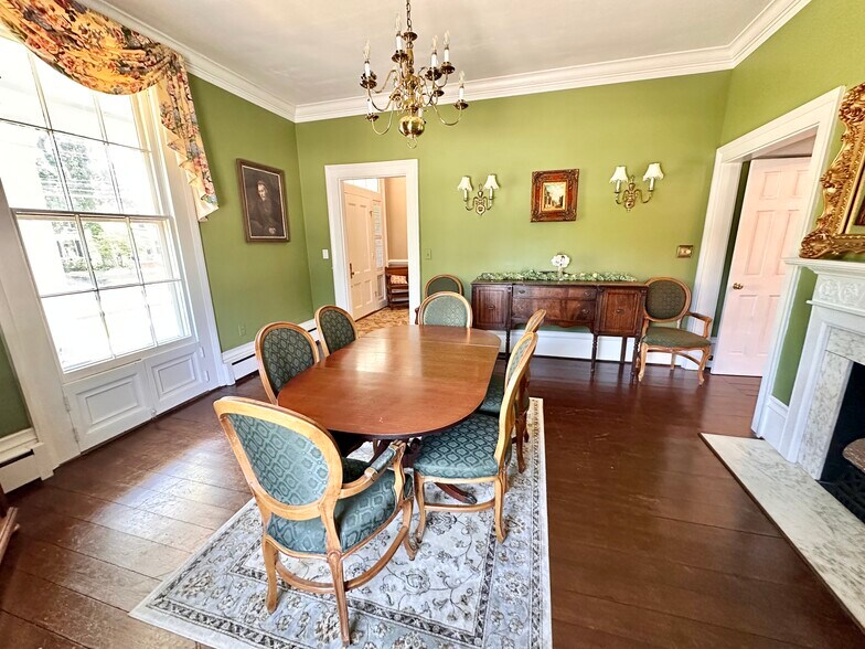 More Photos Of 615 College St, Clinton Hotel For Sale