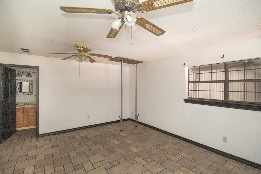 More Photos Of 5103 US Highway 59, Laredo Warehouse For Sale