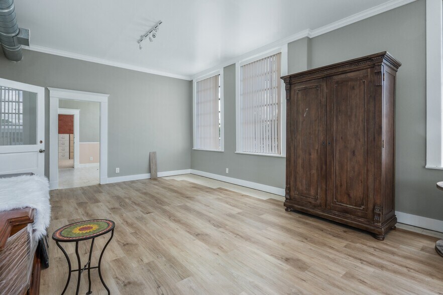 More Photos Of 47 W Wall St, Frostproof Loft Creative Space For Lease