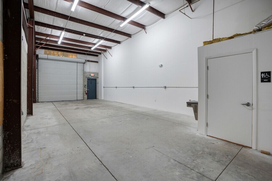 More Photos Of 8141 Blaikie Ct, Sarasota Warehouse For Lease