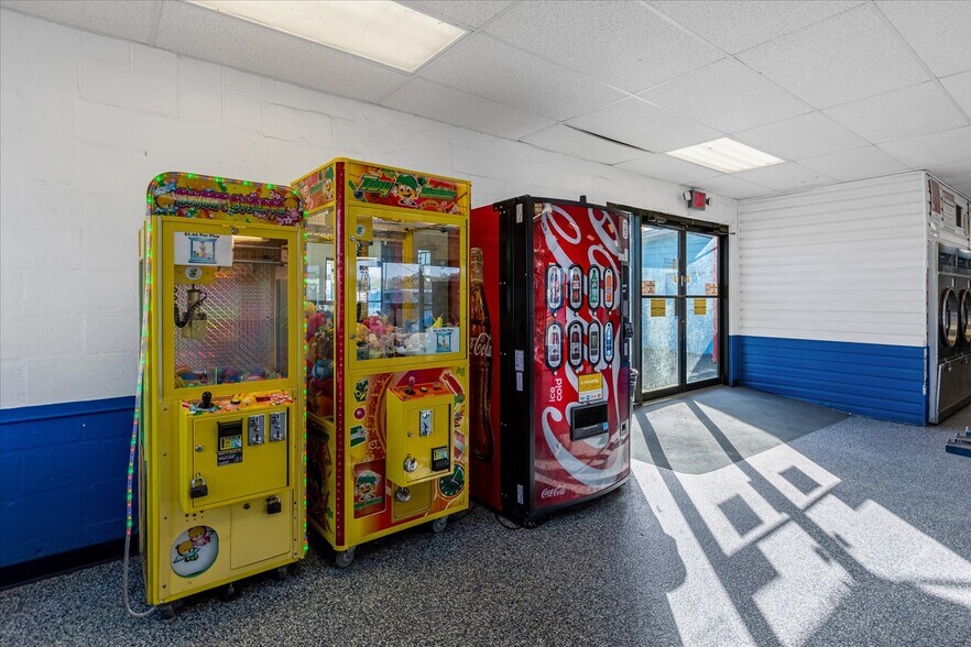 More Photos Of 701 E Canal St, Mulberry Convenience Store For Sale