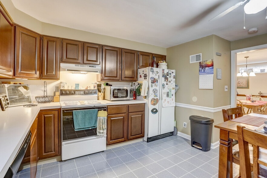 More Photos Of 329 Otter St, Bristol Flex For Lease