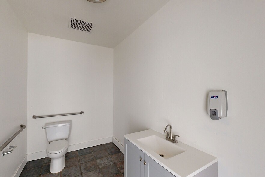 More Photos Of 1035 Murray St, Berkeley Showroom For Lease