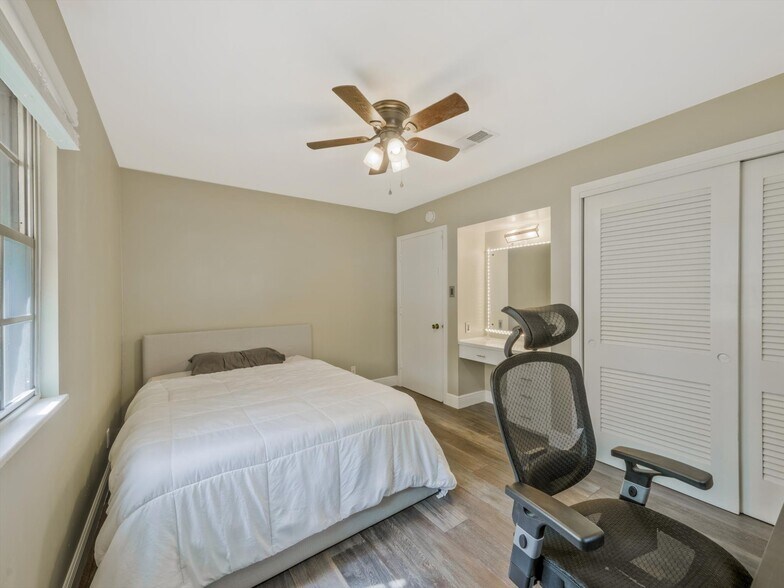 More Photos Of 2326 Hartford Rd, Austin Apartments For Sale