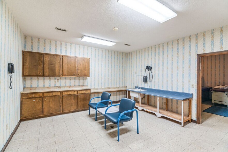 More Photos Of 901 Grove St, Loudon Medical For Sale