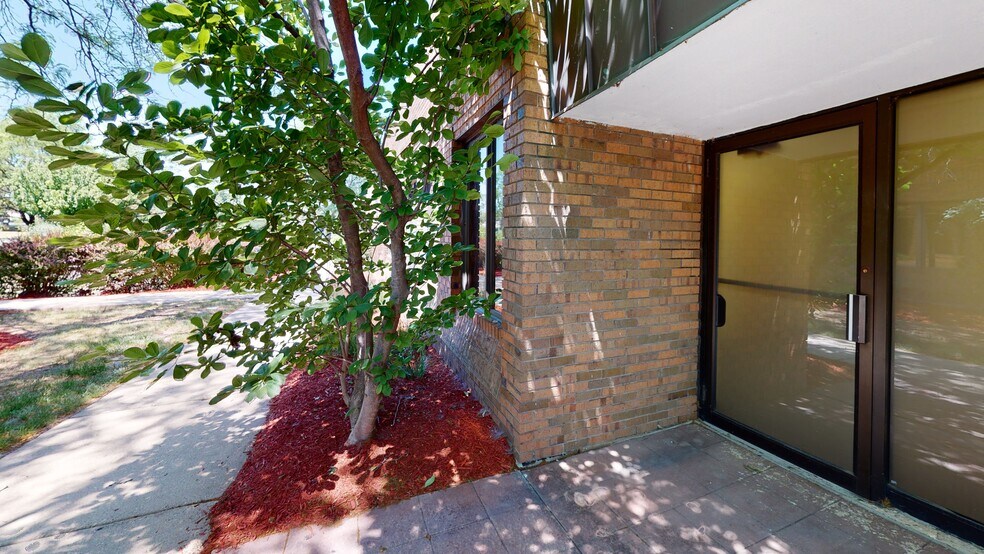 More Photos Of 657 E Golf Rd, Arlington Heights Unknown For Lease