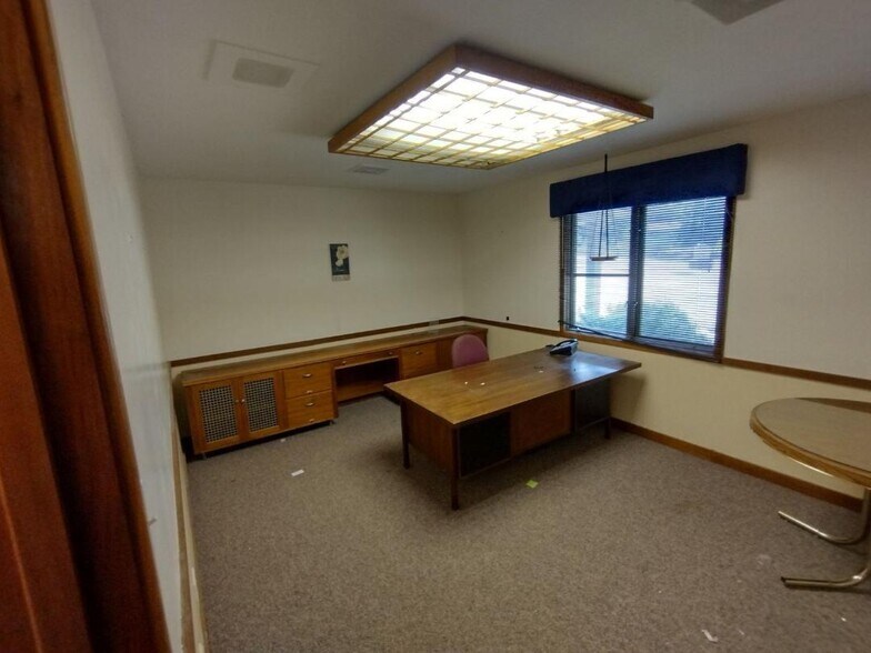 More Photos Of 474 Summit St, Elgin Office For Lease