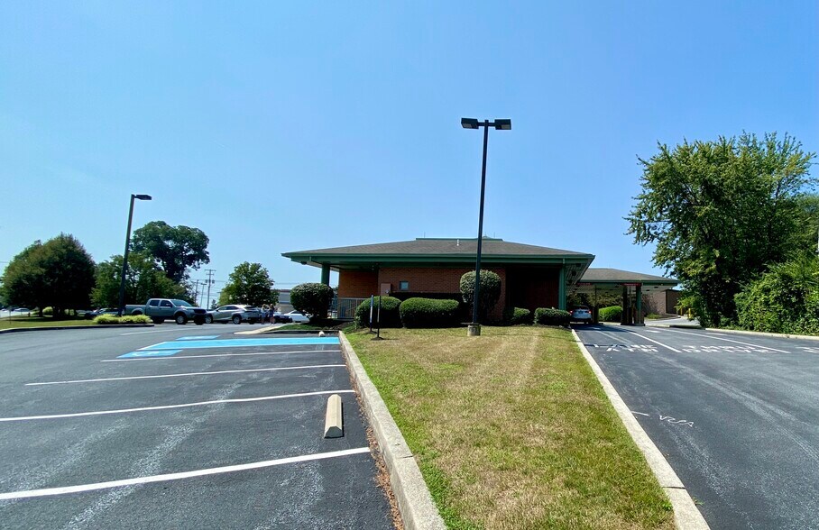 More Photos Of 3060 Industry Dr, Lancaster Specialty For Lease