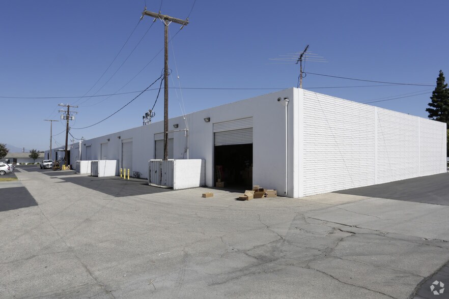 More Photos Of 301 W Dyer Rd, Santa Ana Manufacturing For Lease
