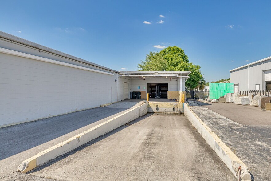 More Photos Of 4545 W Hillsborough Ave, Tampa Warehouse For Lease