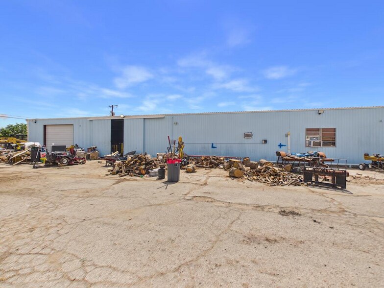 More Photos Of 1014 S Stockton Ave, Monahans Warehouse For Sale