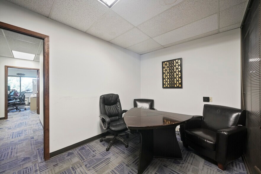 More Photos Of 9207 Country Creek Dr, Houston Office For Sale