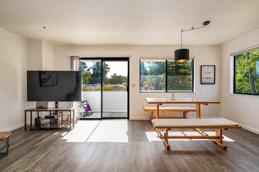 More Photos Of 1270 Broadway, Sonoma Freestanding For Sale