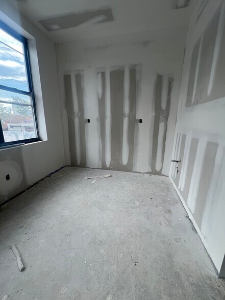 More Photos Of 112 Kingsland Ave, Brooklyn Auto Repair For Lease