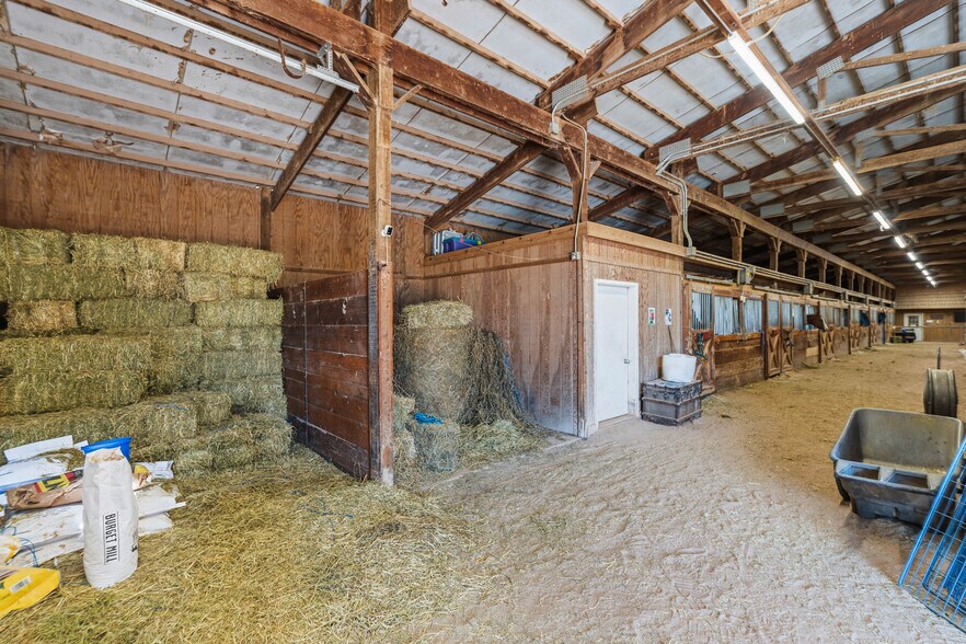 More Photos Of 7820 SE Vandalia Dr, Runnells Veterinarian Kennel For Sale