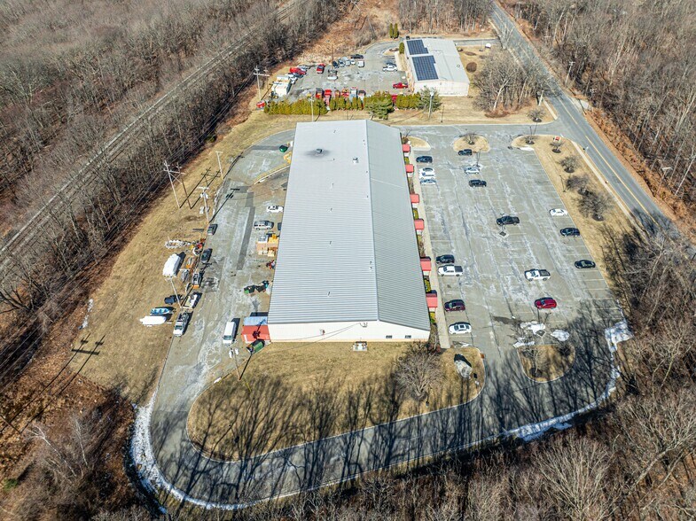 More Photos Of 12 Orben Dr, Landing Showroom For Lease