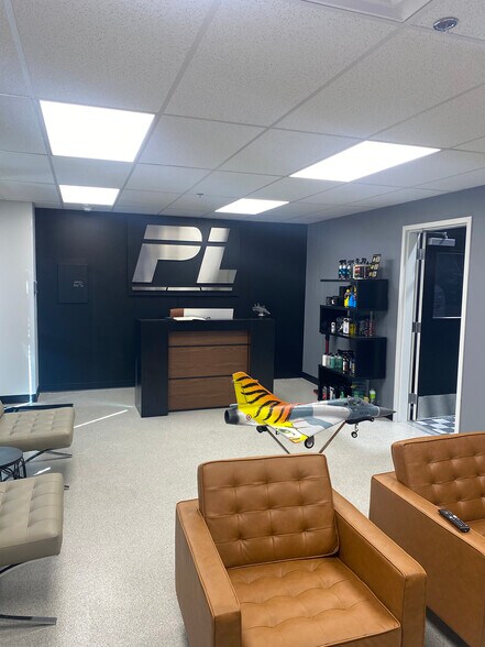 More Photos Of 70 Stonehill Rd, Oswego Warehouse For Lease