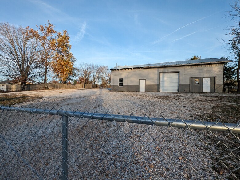 More Photos Of 516 S Main St, Nixa Service For Sale