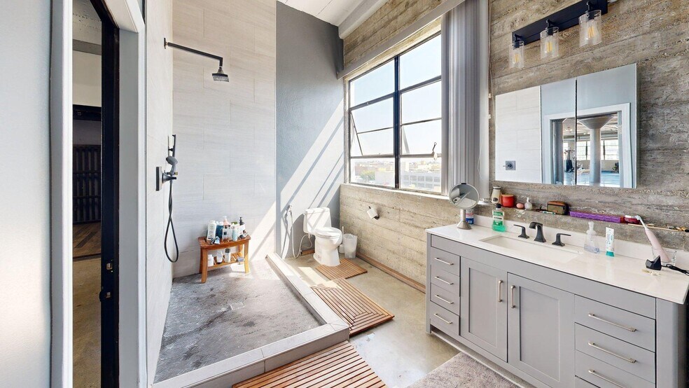 More Photos Of 530 E 8th St, Los Angeles Showroom For Lease