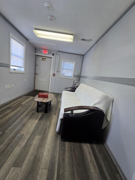 More Photos Of 16600 Crawford Ave, Country Club Hills Warehouse For Lease