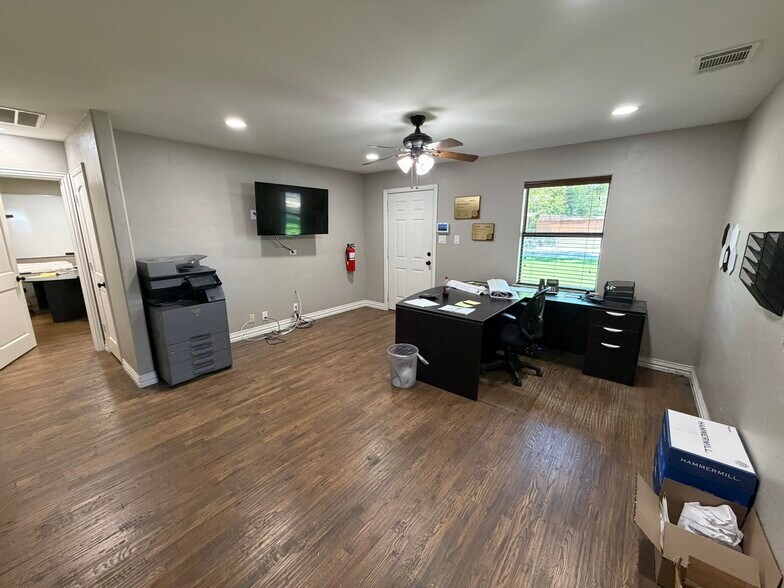 More Photos Of 414 N Kealy Ave, Lewisville Office For Sale