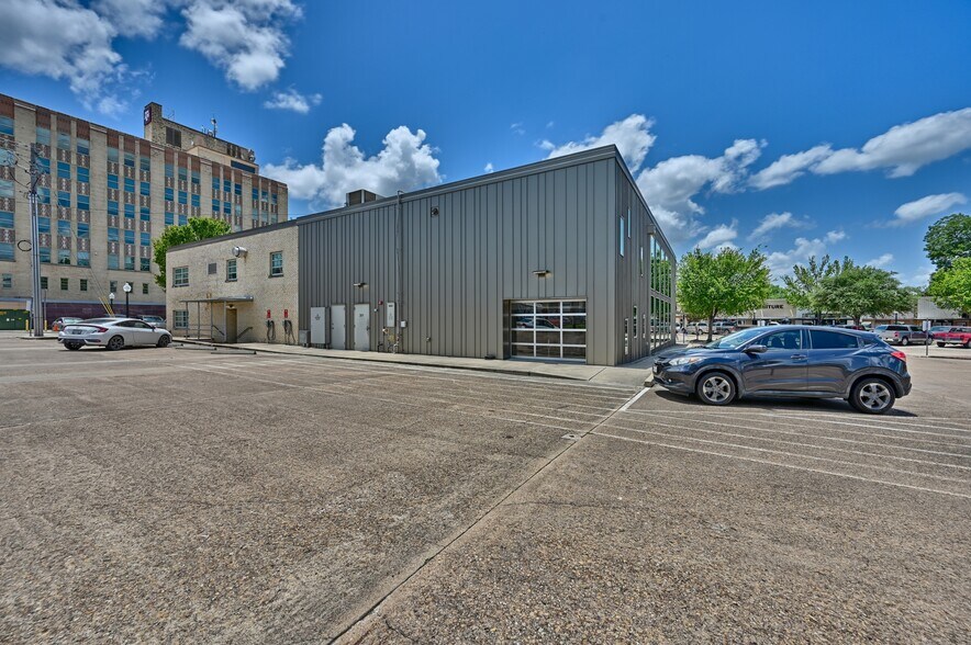 More Photos Of 301 N Main St, Bryan Office For Lease