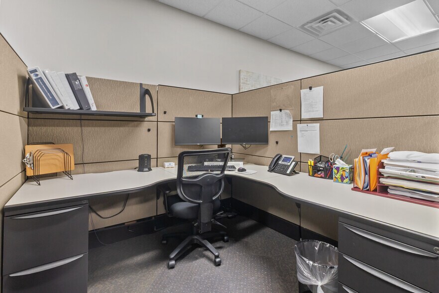 More Photos Of 2492 Crest Dr, Lake Geneva Office For Sale