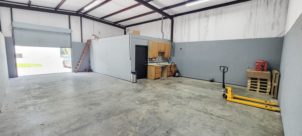 More Photos Of 340 Mechanic St, Tomball Light Distribution For Lease