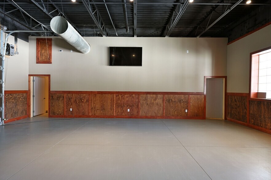 More Photos Of 11706 N Eaton Rd, Hayward Bar For Sale