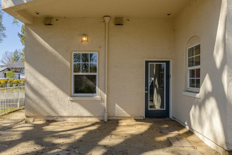 More Photos Of 220 Windsor River Rd, Windsor Apartments For Sale