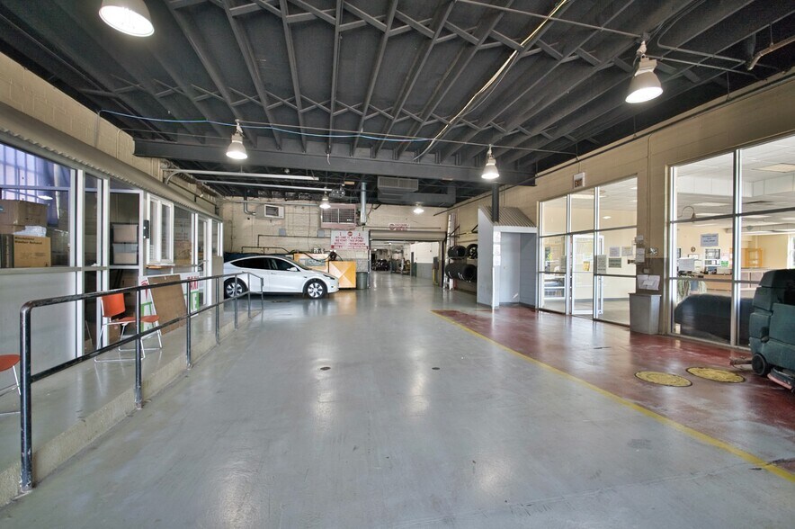 More Photos Of 6500 N Western Ave, Chicago General Retail For Sale