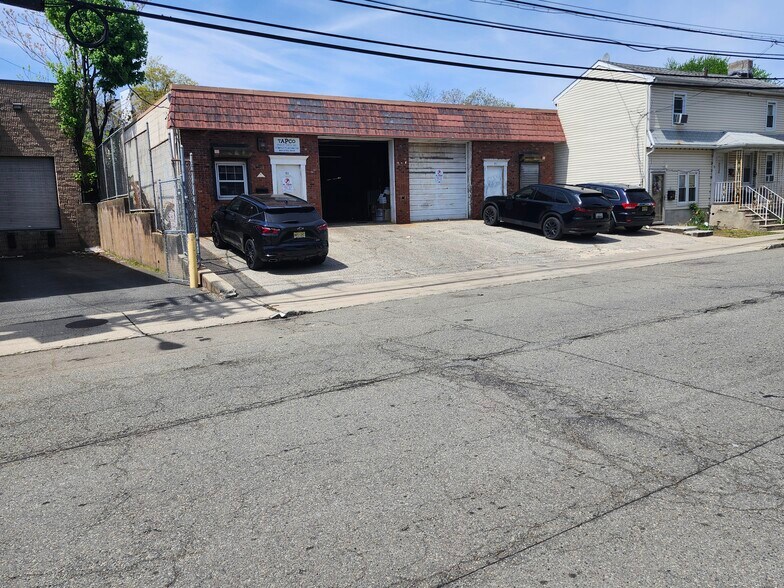 Primary Photo Of 51 Cortlandt St, Belleville Flex For Sale