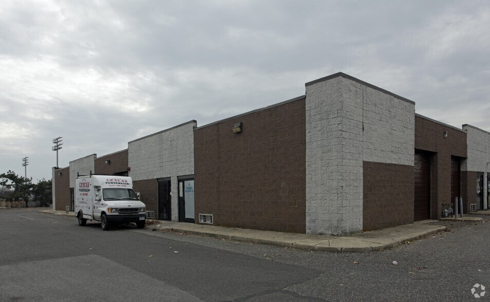 More Photos Of 200 E 2nd St, Huntington Station Warehouse For Lease
