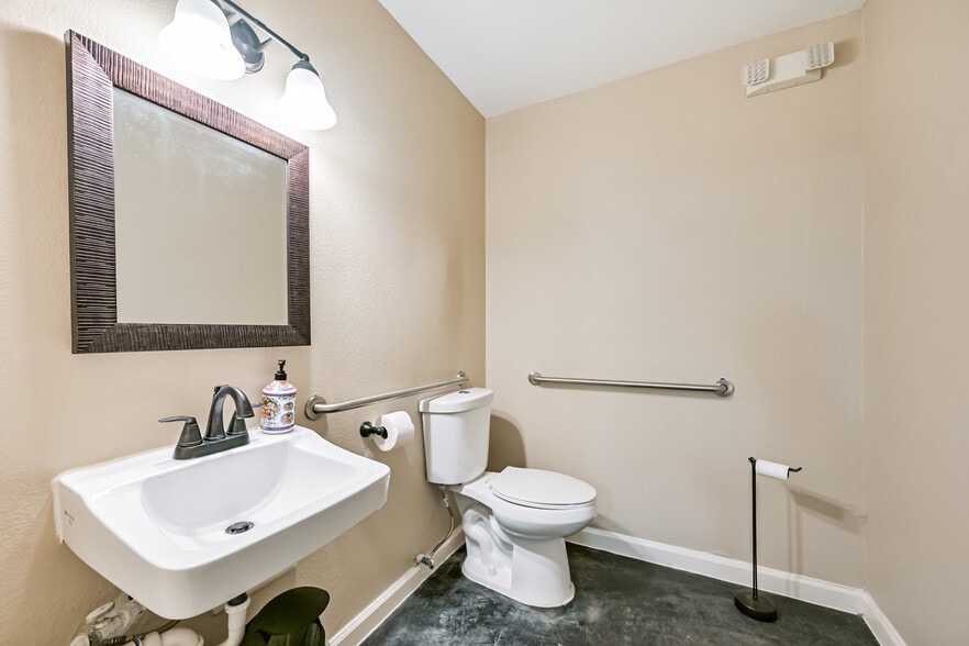 More Photos Of 2466 W Highway 6, Alvin Office Residential For Sale