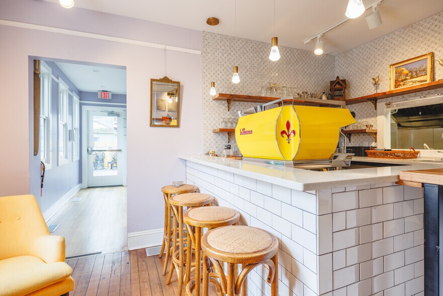 More Photos Of 9 W 43rd St, Savannah Office For Lease