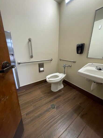 More Photos Of 5220 N Hwy 167, Catoosa Freestanding For Sale