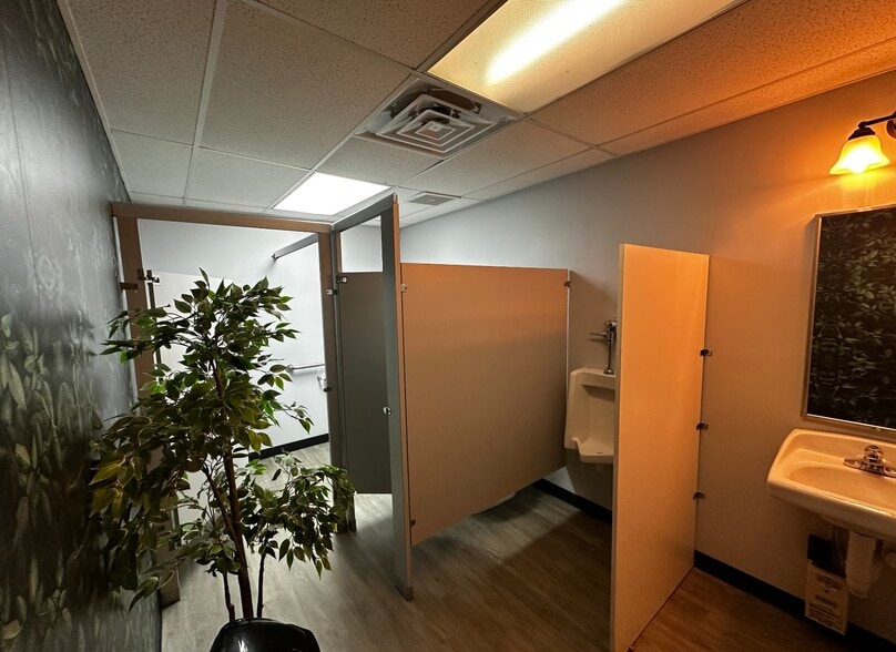 More Photos Of 139 New Hope Rd, Lawrenceville Warehouse For Sale