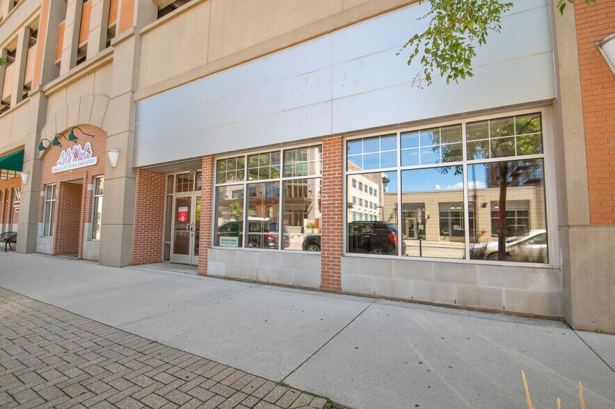 More Photos Of 100-140 N Washington St, Green Bay General Retail For Lease